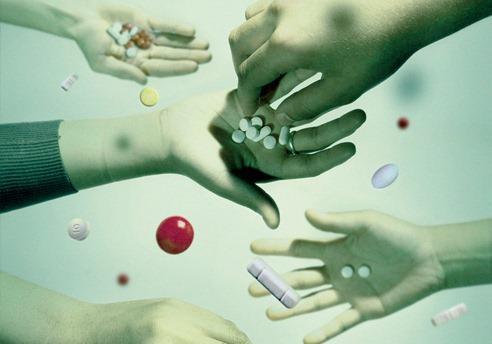 pills and hands(1)